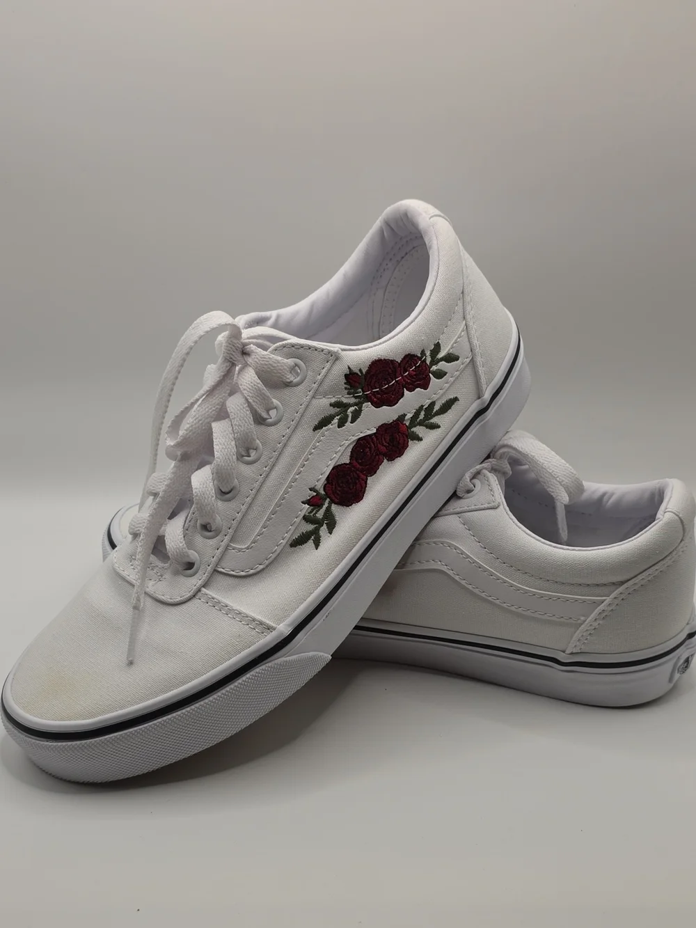 Womens White VANS Canvas W/ Red Rose Embroidery Low Top Sneakers Size 8.5